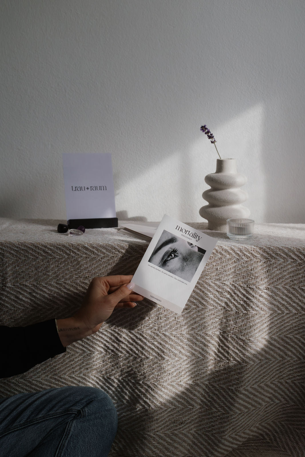 Trauerkarte aufgestellt in mattschwarzer Holzhalterung