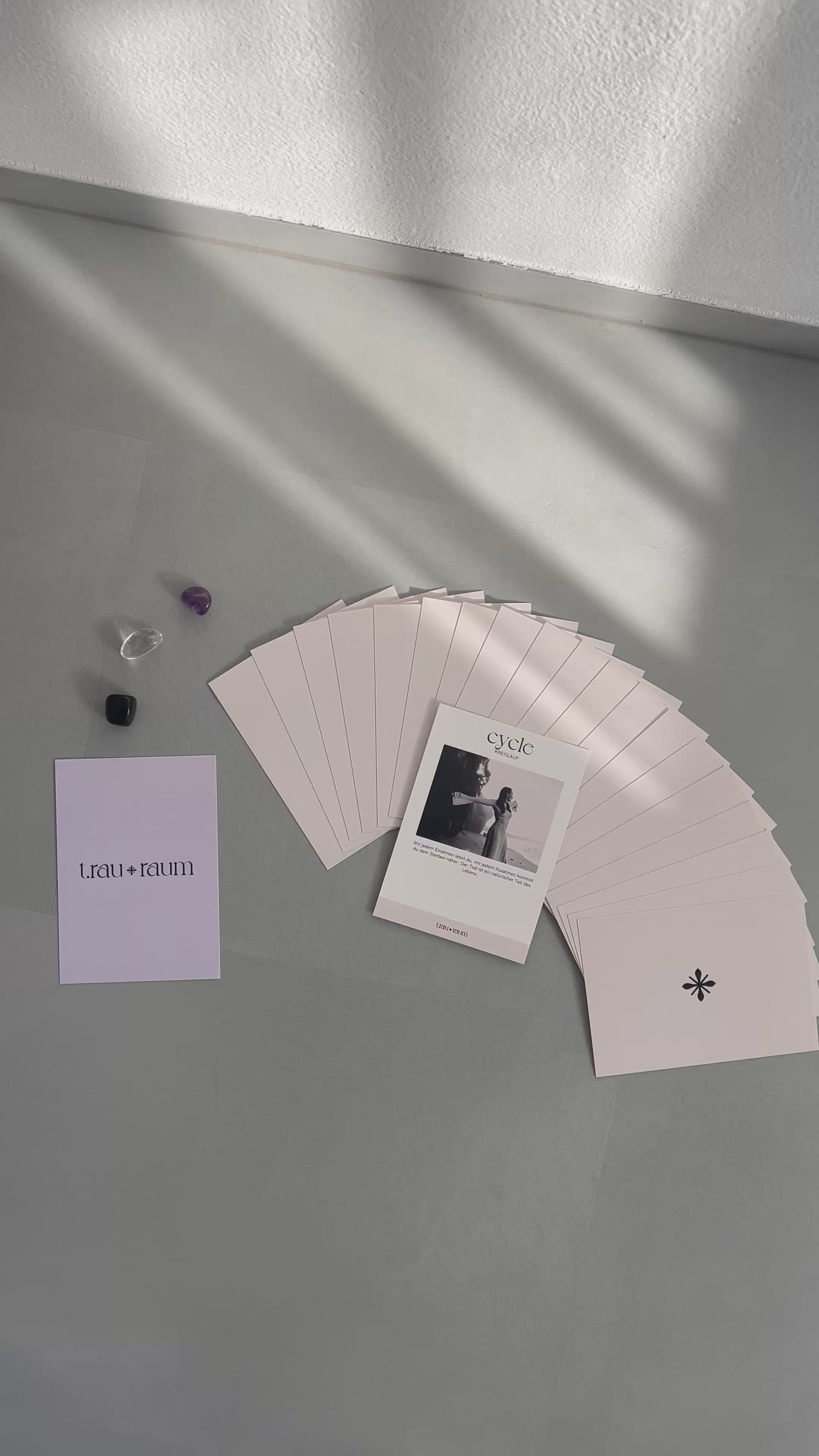 Produktvideo Trauerkarten Set mit Holzhalterung und 20 einfühlsamen Karten